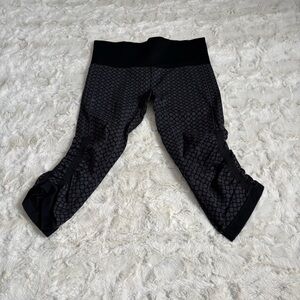 Lululemon Women's Size 6 Black/Gray In the Flow Ruched Cropped Leggings